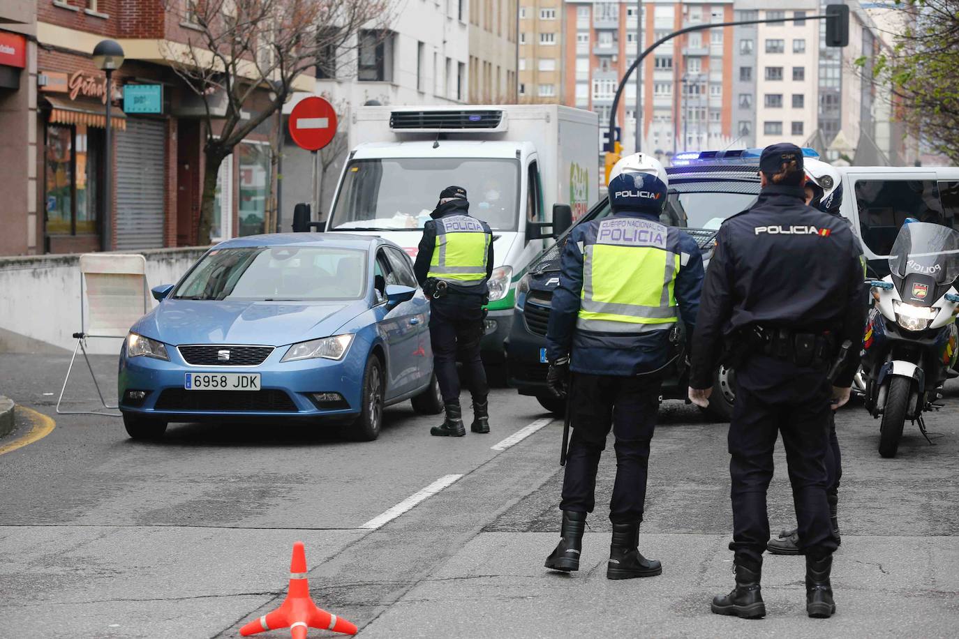 Los controles se suceden a diario en las entradas y salidas de ciudades para garantizar el cumplimiento de la normativa del estado de alarma y facilitar la circulación de trabajadores de servicios esenciales. También en el interior de las ciudades.