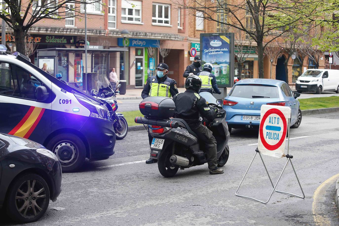 Los controles se suceden a diario en las entradas y salidas de ciudades para garantizar el cumplimiento de la normativa del estado de alarma y facilitar la circulación de trabajadores de servicios esenciales. También en el interior de las ciudades.