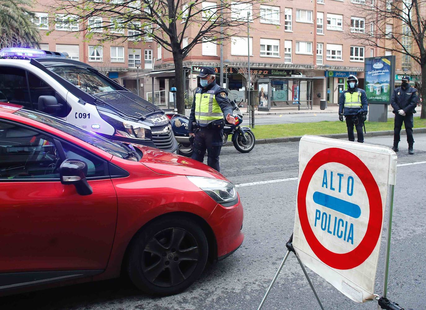 Los controles se suceden a diario en las entradas y salidas de ciudades para garantizar el cumplimiento de la normativa del estado de alarma y facilitar la circulación de trabajadores de servicios esenciales. También en el interior de las ciudades.