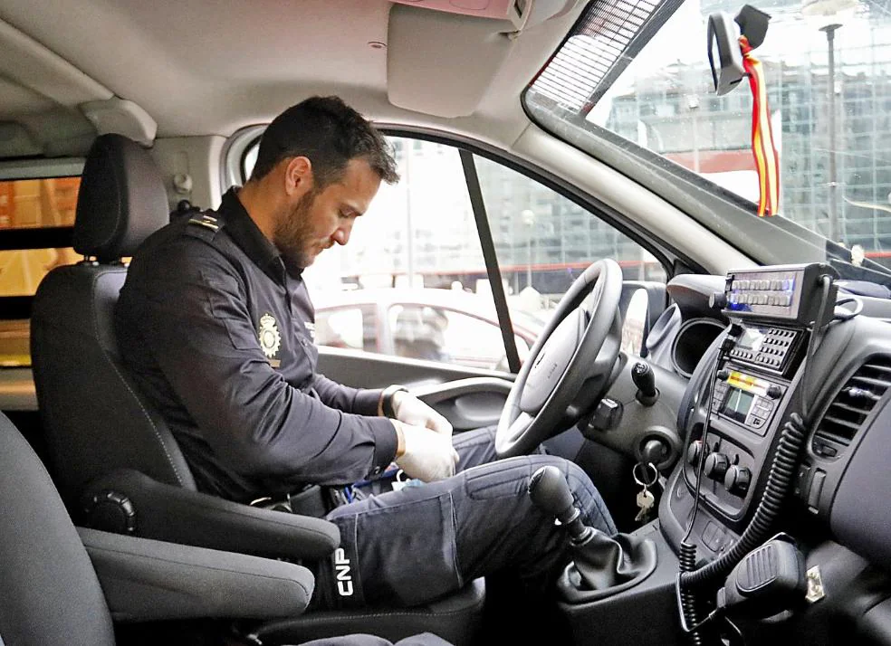 Saúl Craviotto, en el vehículo, durante un control, ayer, en Gijón. 