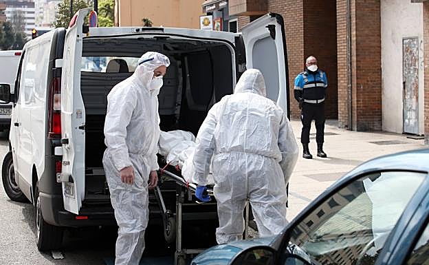 Rescatan el cuerpo de una mujer que llevaba varios días fallecida en su piso de Oviedo