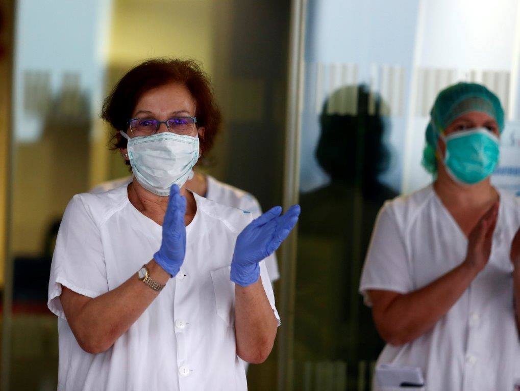 Los aplausos a los sanitarios por luchar contra el coronavirus han continuado un día más. Este jueves los sanitarios del HUCA han devuelto el aplauso a los ciudadanos.