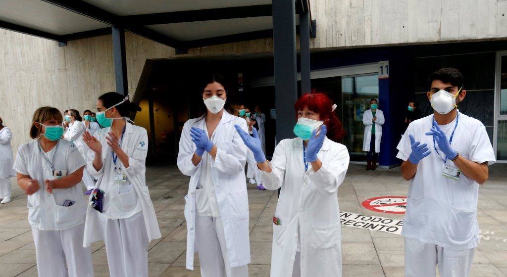 Los aplausos a los sanitarios por luchar contra el coronavirus han continuado un día más. Este jueves los sanitarios del HUCA han devuelto el aplauso a los ciudadanos.