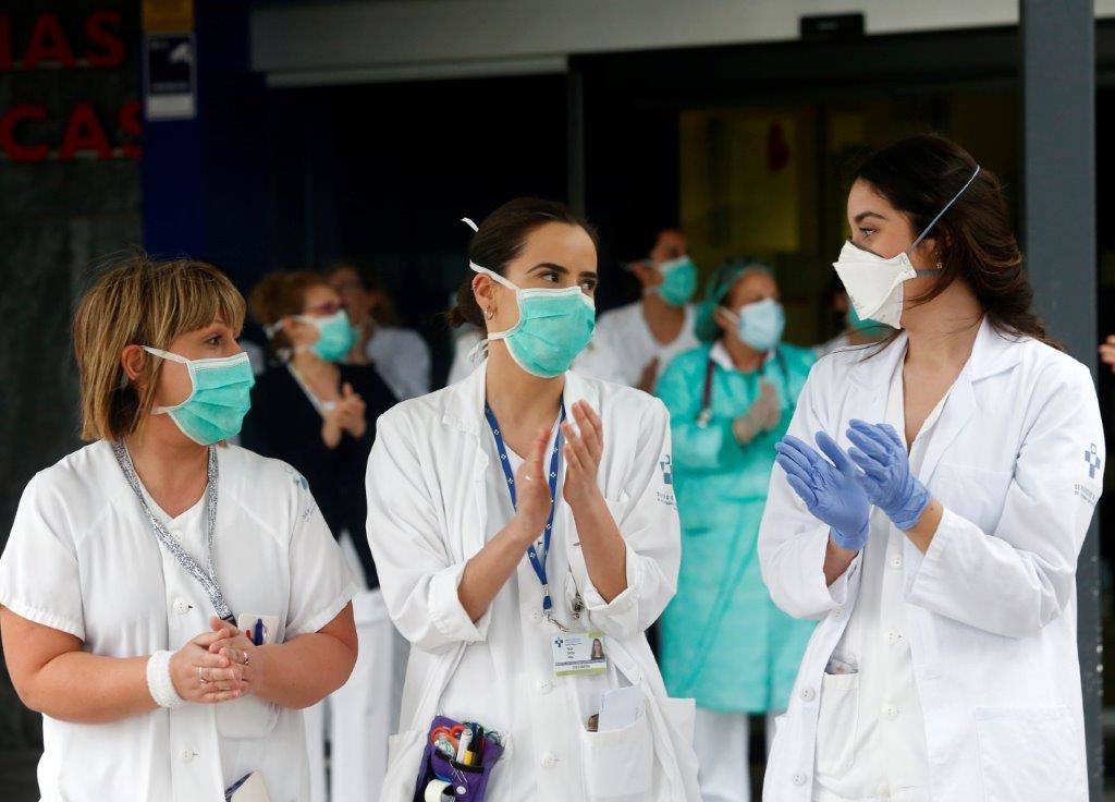 Los aplausos a los sanitarios por luchar contra el coronavirus han continuado un día más. Este jueves los sanitarios del HUCA han devuelto el aplauso a los ciudadanos.