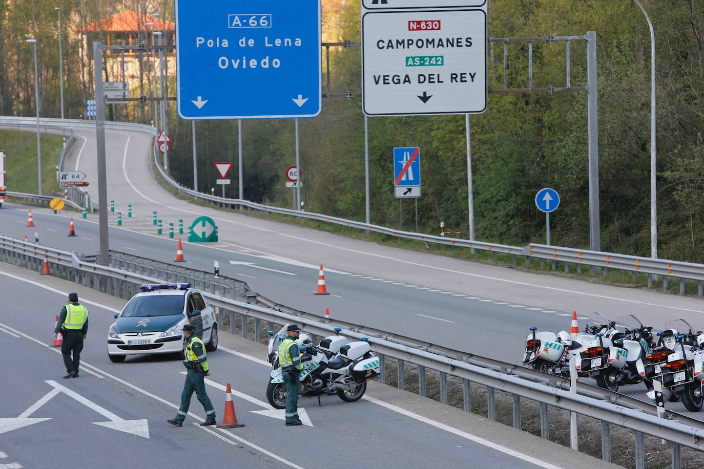 Agentes de los Cuerpos y Fuerzas de Seguridad del Estado realizan controles de tráfico diarios en las entradas y salidad de las ciudades de Asturias para asegurarse del cumplimiento de las medidas de confinamiento decretadas durante el Estado de Alarma a causa del coronavirus. 