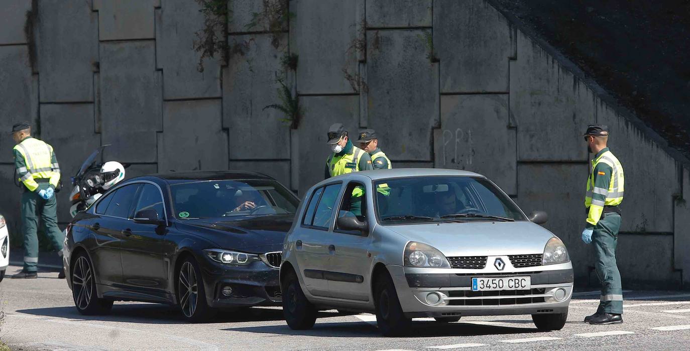 Agentes de los Cuerpos y Fuerzas de Seguridad del Estado realizan controles de tráfico diarios en las entradas y salidad de las ciudades de Asturias para asegurarse del cumplimiento de las medidas de confinamiento decretadas durante el Estado de Alarma a causa del coronavirus. 