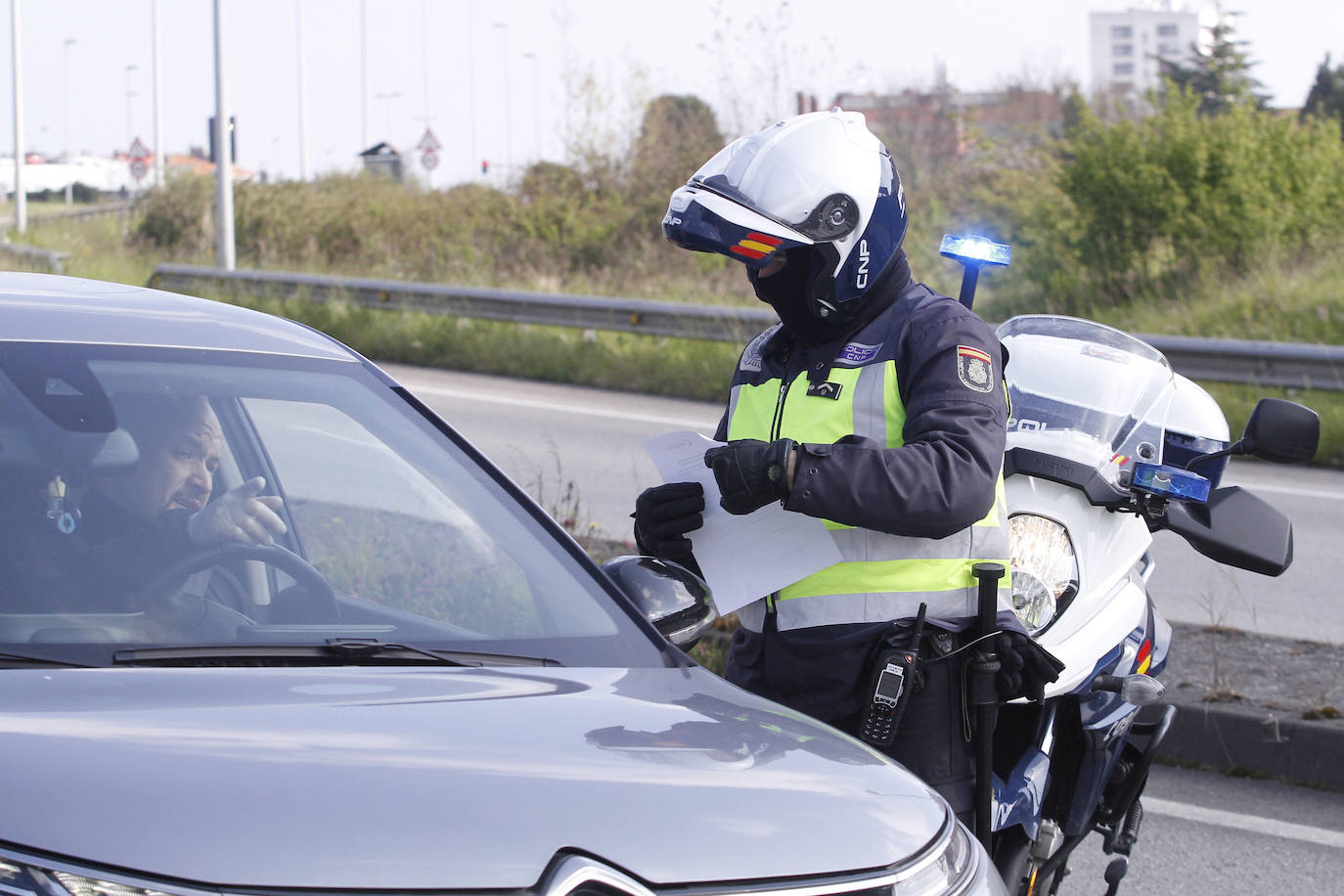 Agentes de los Cuerpos y Fuerzas de Seguridad del Estado realizan controles de tráfico diarios en las entradas y salidad de las ciudades de Asturias para asegurarse del cumplimiento de las medidas de confinamiento decretadas durante el Estado de Alarma a causa del coronavirus. 