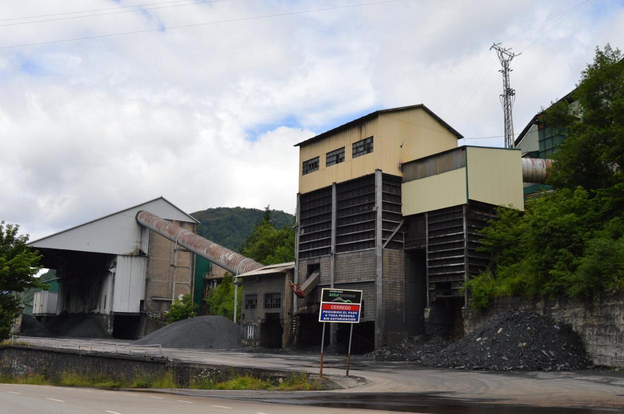 Exterior de la explotación minera de la firma Astur Leonesa en Cerredo, que será subastada. 