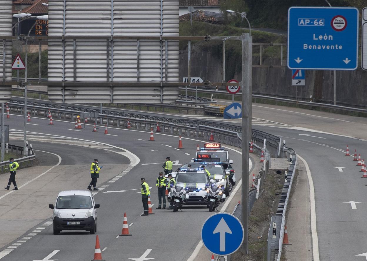 Control de la Guardia Civil en Campomanes, concejo de Lena. 