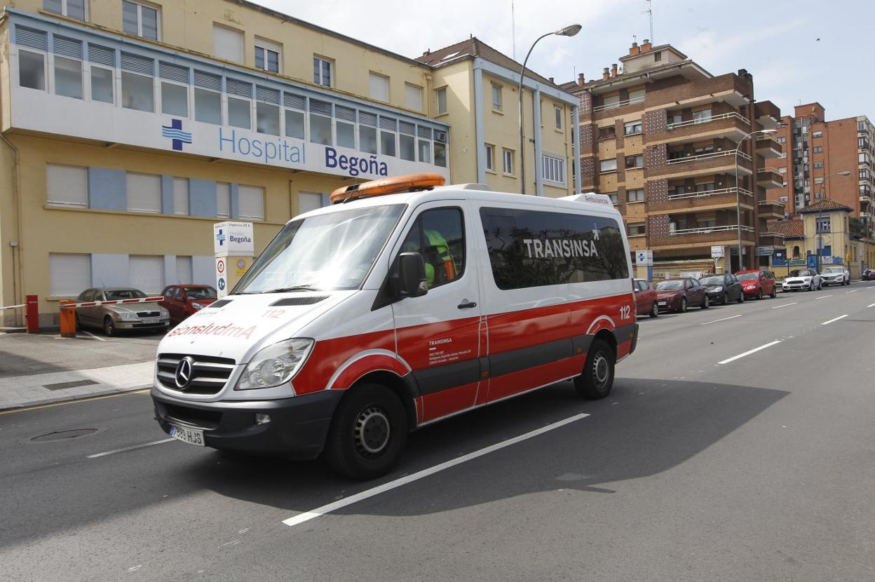 Una ambulancia circula ante el Hospital Begoña. 