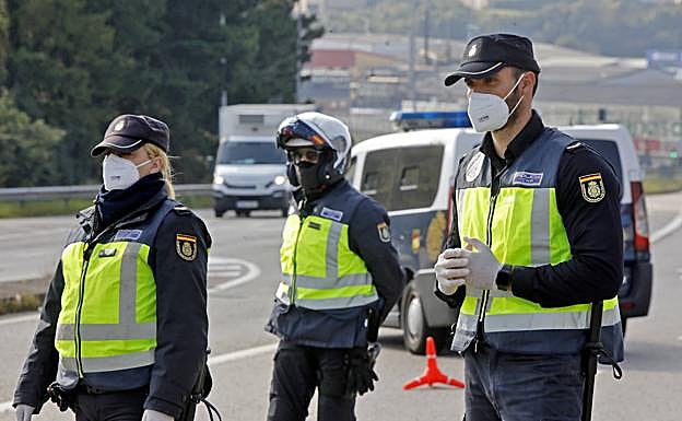 Saul Craviotto, a la derecha, en un control en Gijón este viernes. 