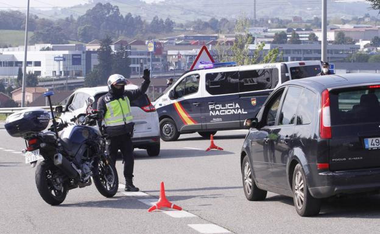 Un control de la Policía Nacional en Gijón.