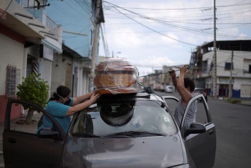 Dolor y desesperación en la ciudad ecuatoriana de Guayaquil. Cientos de fallecidos a causa de la pandemia de coronavirus están tirados en la calle o permanecen días en las casas a causa del colapso del sistema sanitario y de los servicios funerarios.