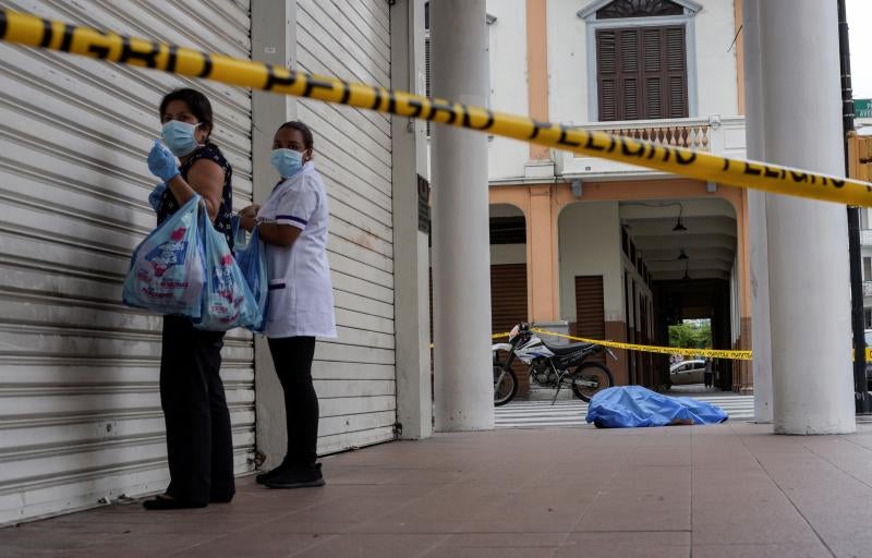 Dolor y desesperación en la ciudad ecuatoriana de Guayaquil. Cientos de fallecidos a causa de la pandemia de coronavirus están tirados en la calle o permanecen días en las casas a causa del colapso del sistema sanitario y de los servicios funerarios.