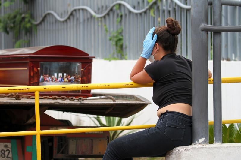 Dolor y desesperación en la ciudad ecuatoriana de Guayaquil. Cientos de fallecidos a causa de la pandemia de coronavirus están tirados en la calle o permanecen días en las casas a causa del colapso del sistema sanitario y de los servicios funerarios.