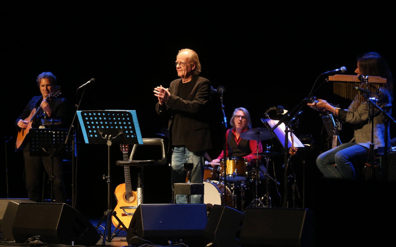 Falleció este sábado a los 76 años. Cantante, compositor, pintor, poeta y cineasta, Luis Eduardo Aute fue un creador polifacético y autor de canciones como «Al alba», «Rosas en el mar» o «Una de dos» que forman parte del patrimonio de la canción de autor española, junto a figuras como Joan Manuel Serrat, Joaquín Sabina o Paco Ibáñez.