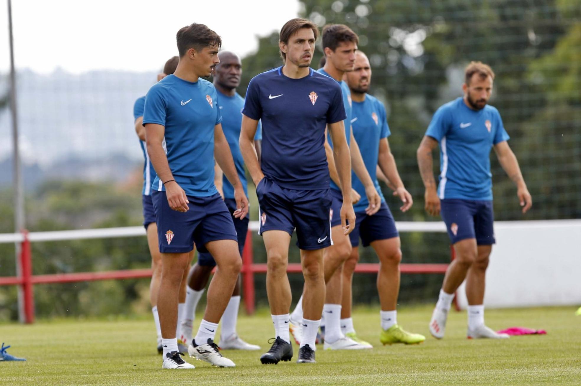 Fran Albert dirige un entrenamiento en Mareo.