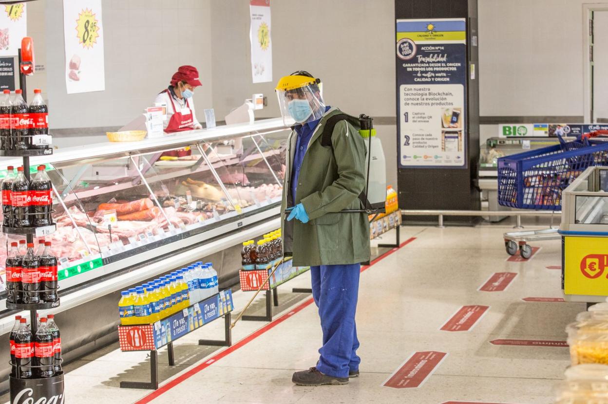 Labores de desinfección en Carrefour, en ParqueAstur. 