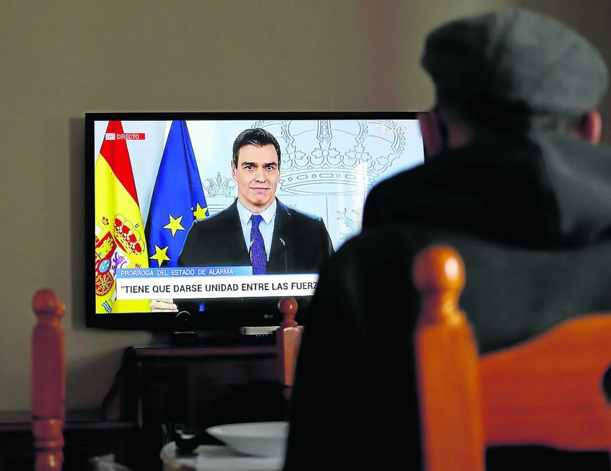 Un hombre observa la comparecencia de Pedro Sánchez de ayer. 