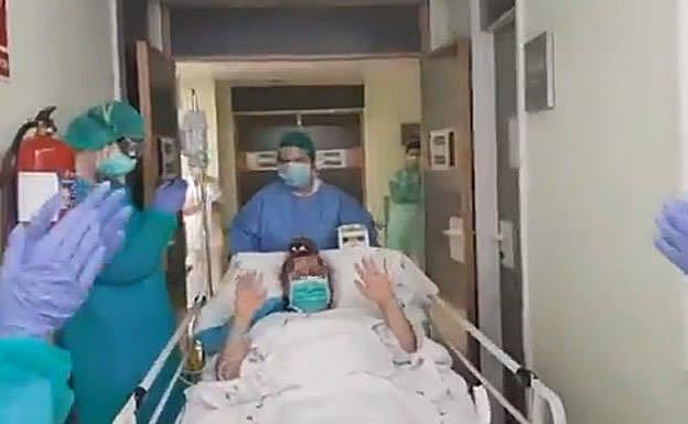 Coronavirus | «Adiós, campeona», emotiva despedida de una segunda paciente que abandona la UCI del hospital de Cabueñes