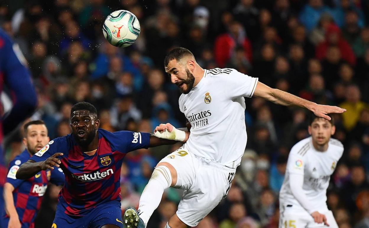 Benzema remata en el transcurso del clásico disputado el 1 de marzo en el Bernabéu. 