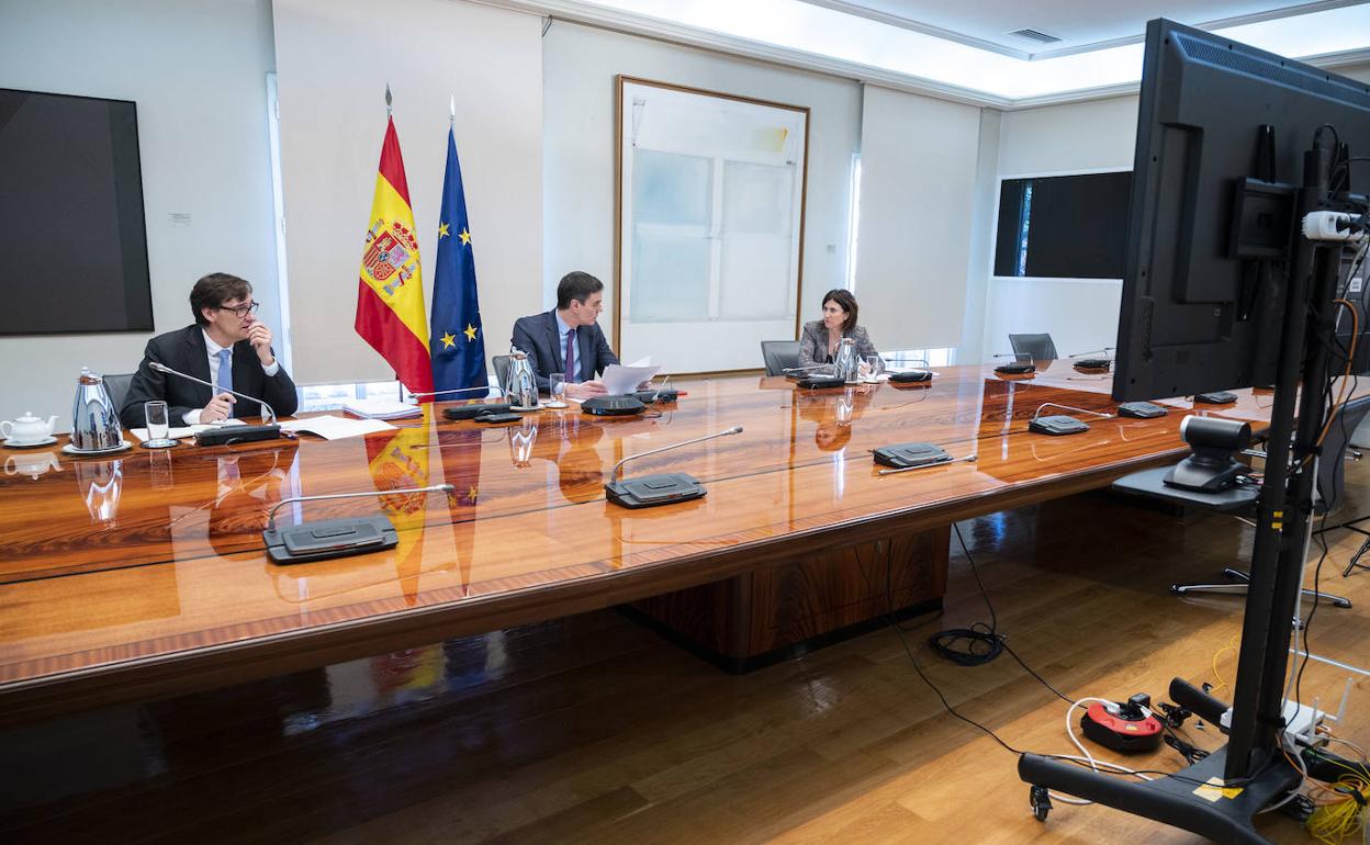 Encuentro en Moncloa. El presidente del Gobierno, ayer, en la reunión del Comité Científico del COVID-19.