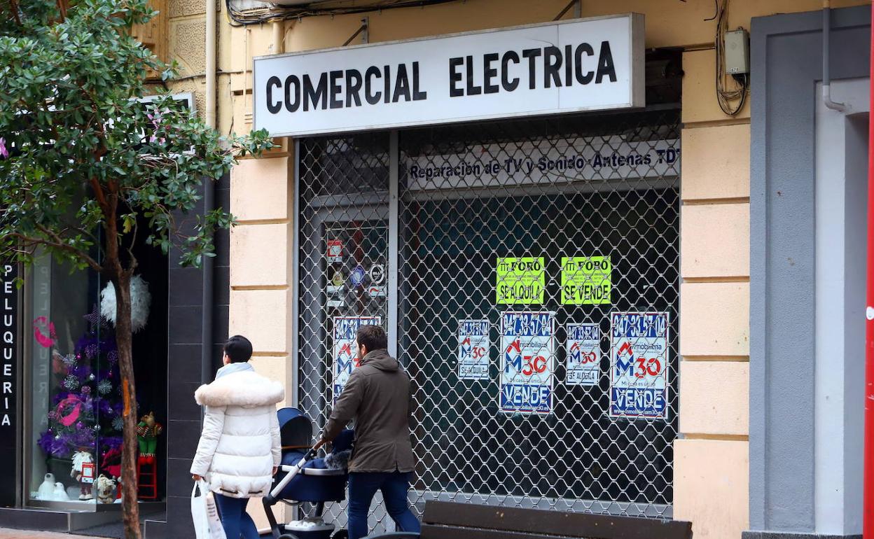 Establecimiento en una calle de Vitoria. 