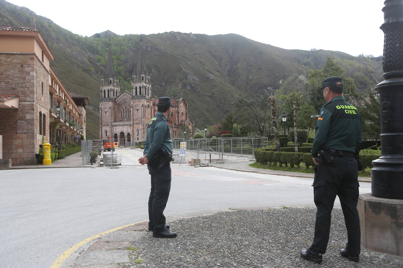 Fotos: Una atípica misa de Domingo de Ramos en Covadonga