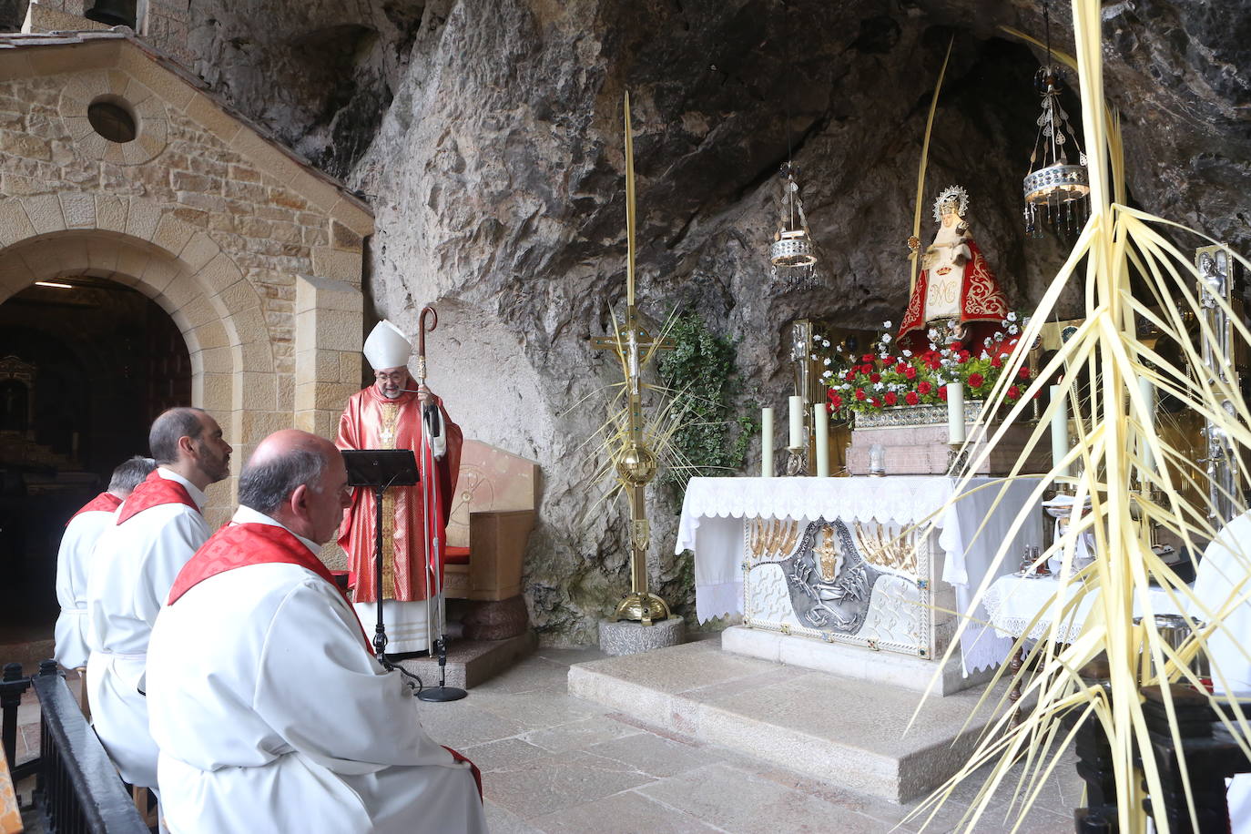 Fotos: Una atípica misa de Domingo de Ramos en Covadonga