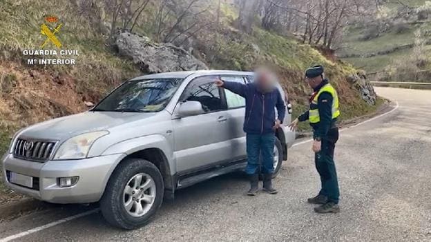 Un agente, pidiendo explicaciones ayer al gijonés sorprendido de nuevo en el Parque Nacional. 