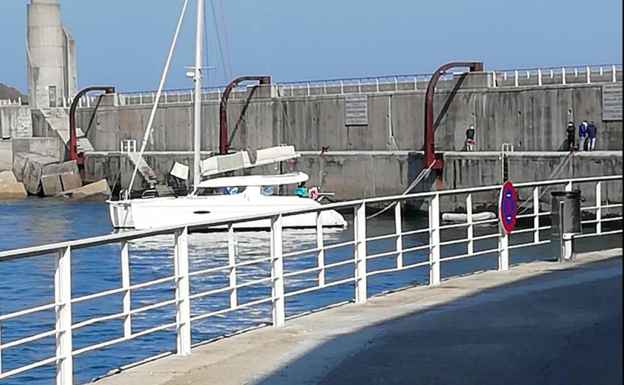 La Guardia Civil intercepta un catamarán en el puerto de Luarca