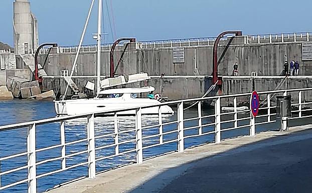 La Guardia Civil intercepta un catamarán en el puerto de Luarca