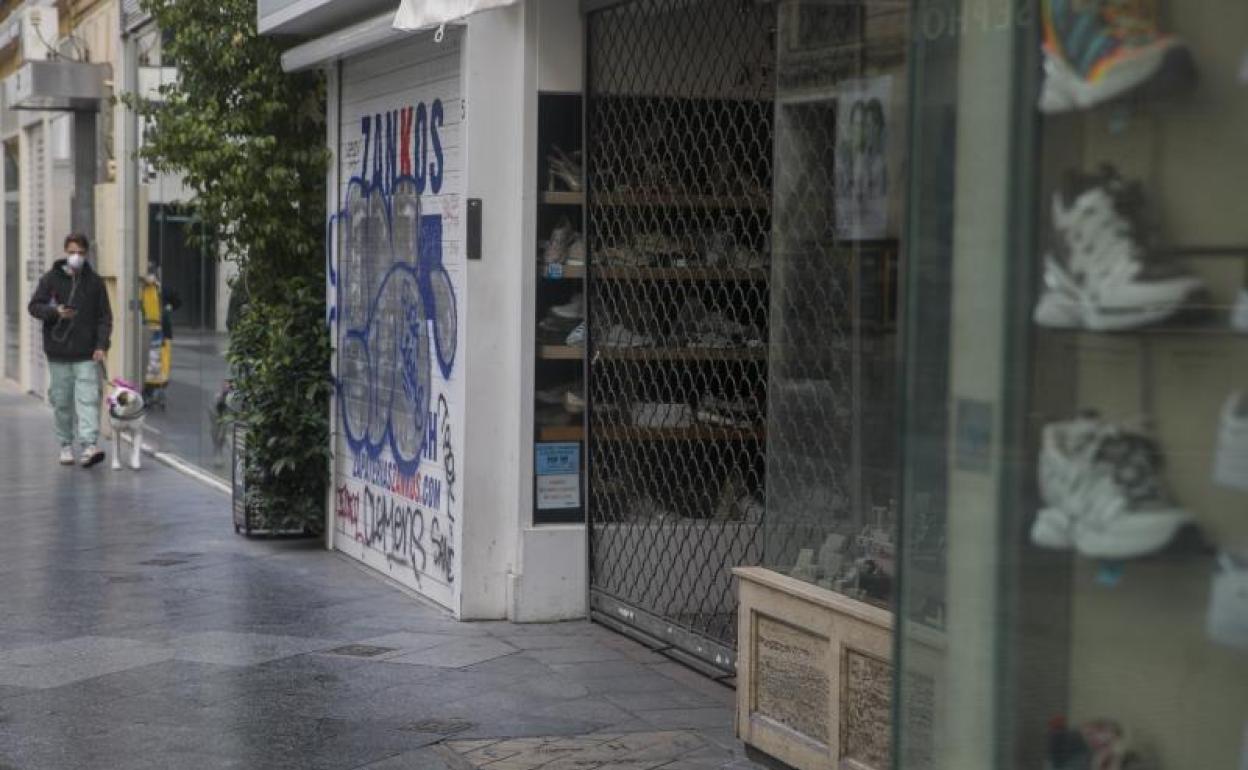 Tiendas cerradas en una calle de Sevilla 