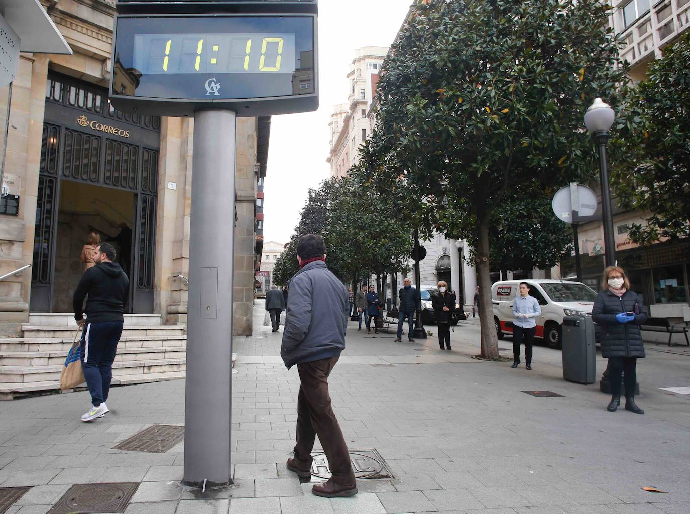 Las restricciones de acceso por la pandemia del coronavirus sumada a varias jornadas de cierre prevista por los inminentes festivos, hacen que las colas sean más largas de lo habitual durante el confinamiento por el estado de alarma. 