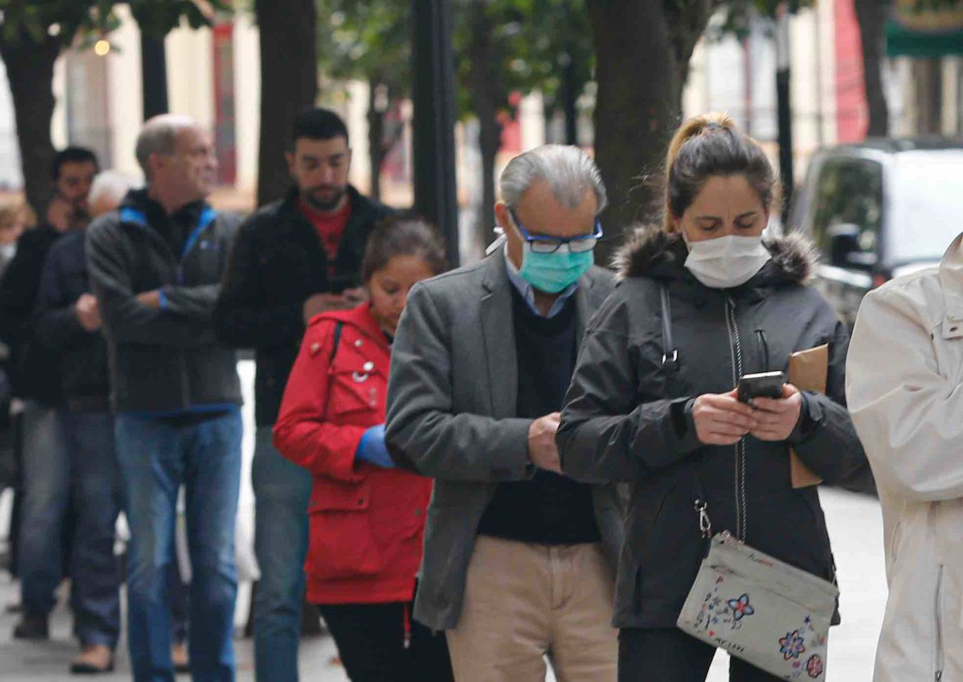 Las restricciones de acceso por la pandemia del coronavirus sumada a varias jornadas de cierre prevista por los inminentes festivos, hacen que las colas sean más largas de lo habitual durante el confinamiento por el estado de alarma. 