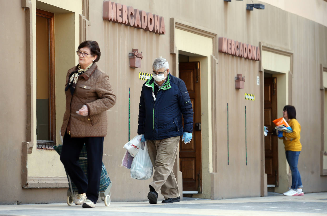 Las restricciones de acceso por la pandemia del coronavirus sumada a varias jornadas de cierre prevista por los inminentes festivos, hacen que las colas sean más largas de lo habitual durante el confinamiento por el estado de alarma. 