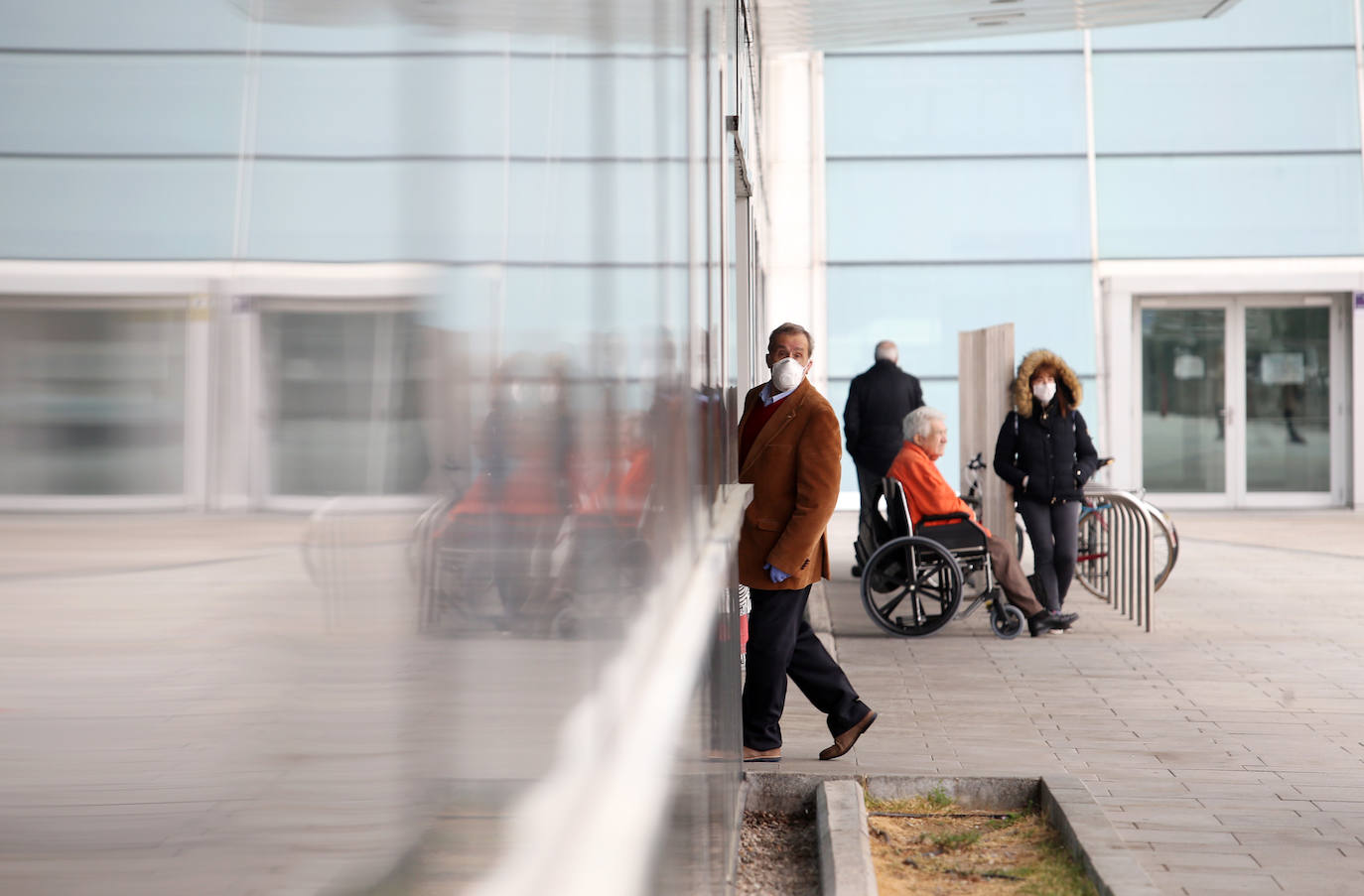 Las restricciones de acceso por la pandemia del coronavirus sumada a varias jornadas de cierre prevista por los inminentes festivos, hacen que las colas sean más largas de lo habitual durante el confinamiento por el estado de alarma. 