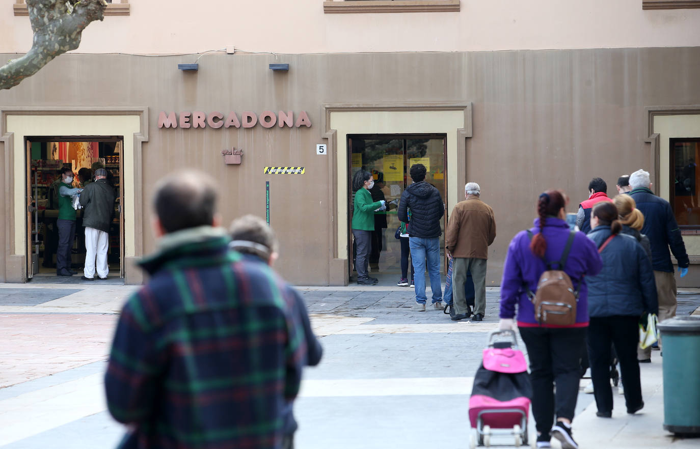 Las restricciones de acceso por la pandemia del coronavirus sumada a varias jornadas de cierre prevista por los inminentes festivos, hacen que las colas sean más largas de lo habitual durante el confinamiento por el estado de alarma. 