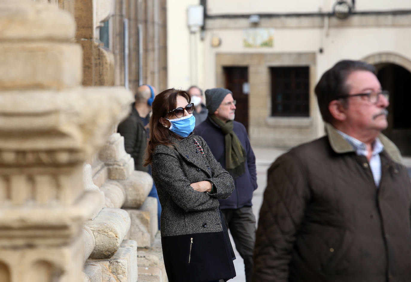 Las restricciones de acceso por la pandemia del coronavirus sumada a varias jornadas de cierre prevista por los inminentes festivos, hacen que las colas sean más largas de lo habitual durante el confinamiento por el estado de alarma. 