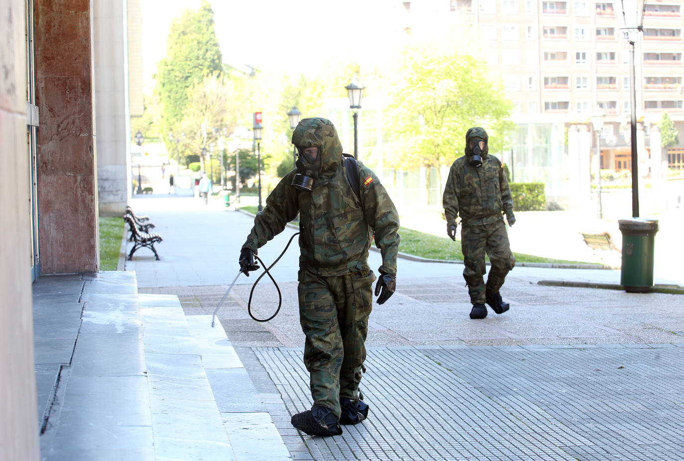 El Ejército ha vuelto a desplegarse en varias zonas del Principado de Asturias para apoyar en las labores de desinfección frente al coronavirus. 