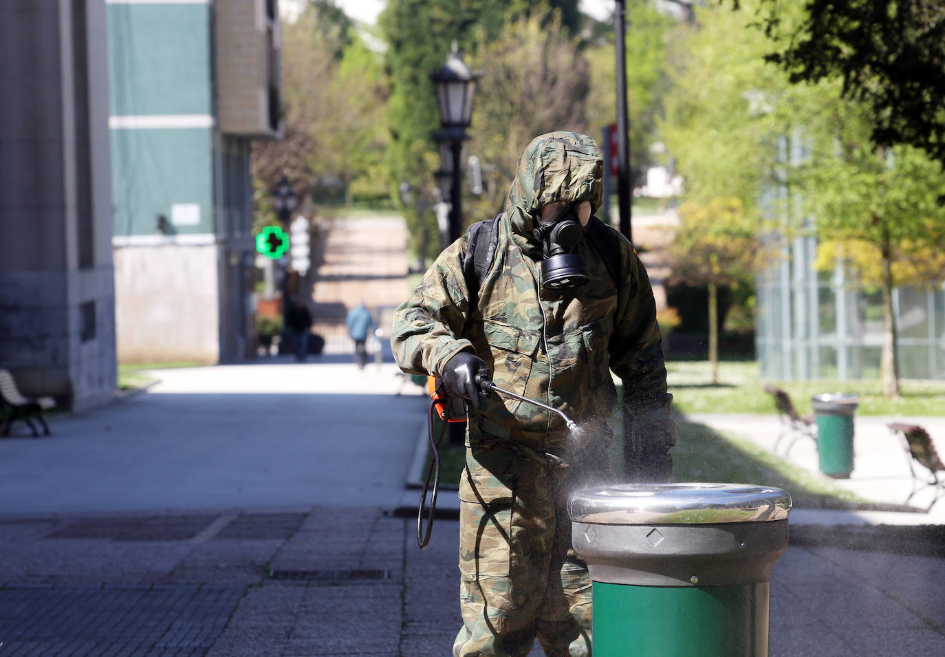 El Ejército ha vuelto a desplegarse en varias zonas del Principado de Asturias para apoyar en las labores de desinfección frente al coronavirus. 