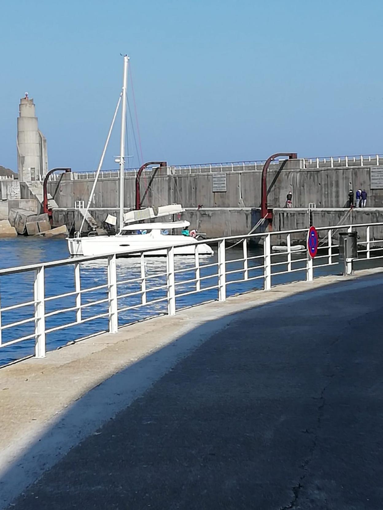 El catamarán francés, en el puerto de Luarca. 