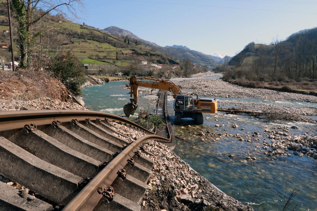 Maquinaria trabajando cerca de Cabañaquinta para reponer la vía que se llevó la crecida del río, el año pasado. 