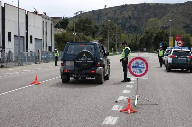 Agentes de la Guardia Civil controlan a los vehículos que circulaban ayer en la zona de San Roque del Acebal.