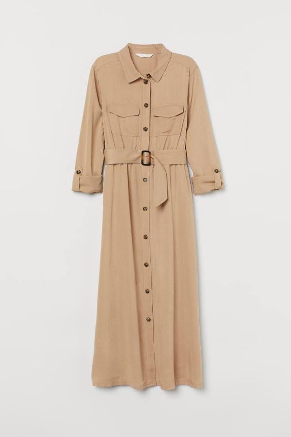 Vestido camisero en color beige y con detalle de cinturón a juego de H&M, 44,99 euros.