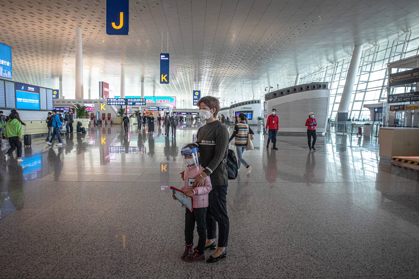 En Wuhan, ciudad china donde comenzó la pandemia, se han levantado las restricciones que mantuvieron cerrada la urbe durante 76 días y poco a poco se va recuperando la normalidad