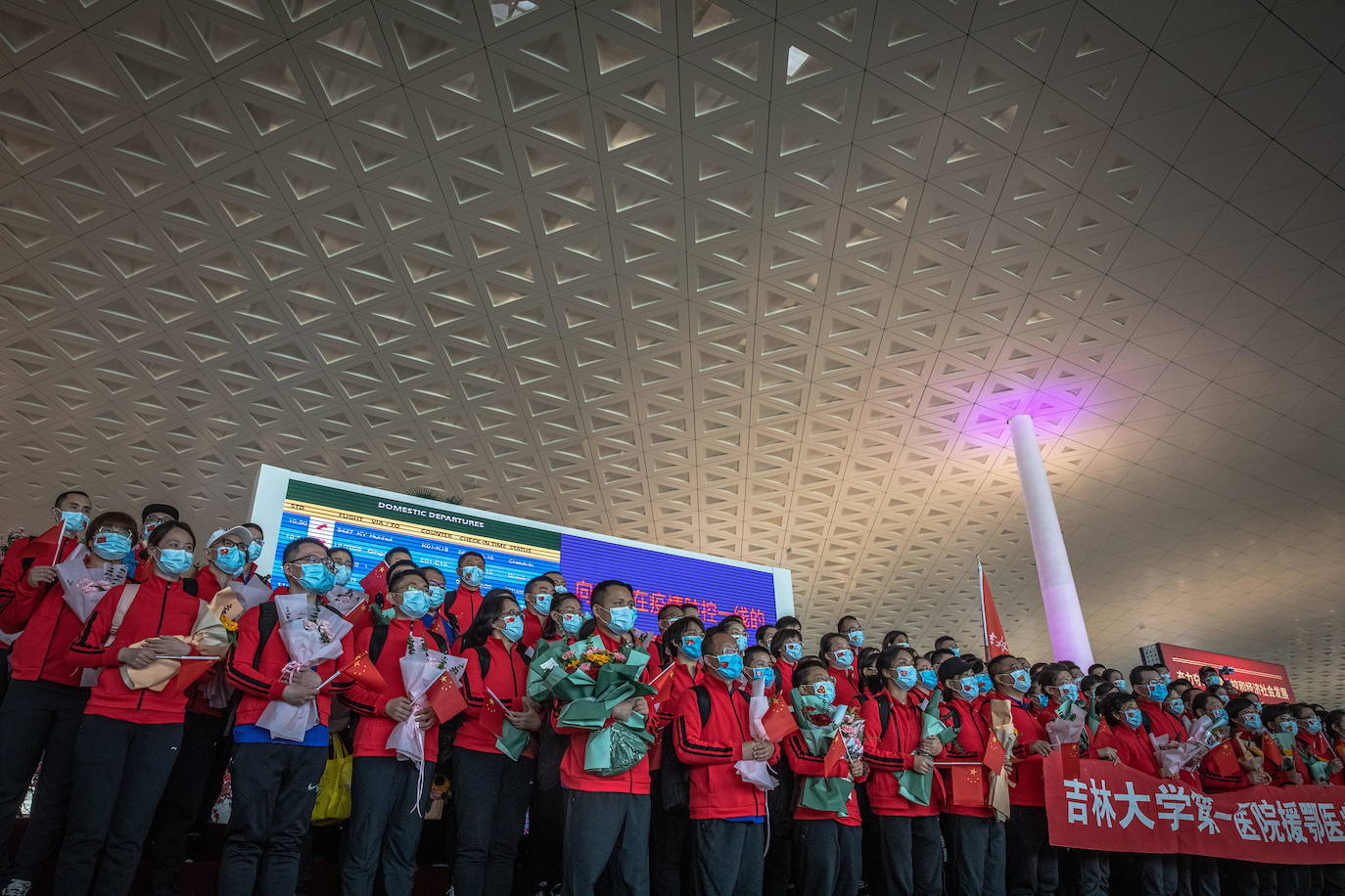 En Wuhan, ciudad china donde comenzó la pandemia, se han levantado las restricciones que mantuvieron cerrada la urbe durante 76 días y poco a poco se va recuperando la normalidad