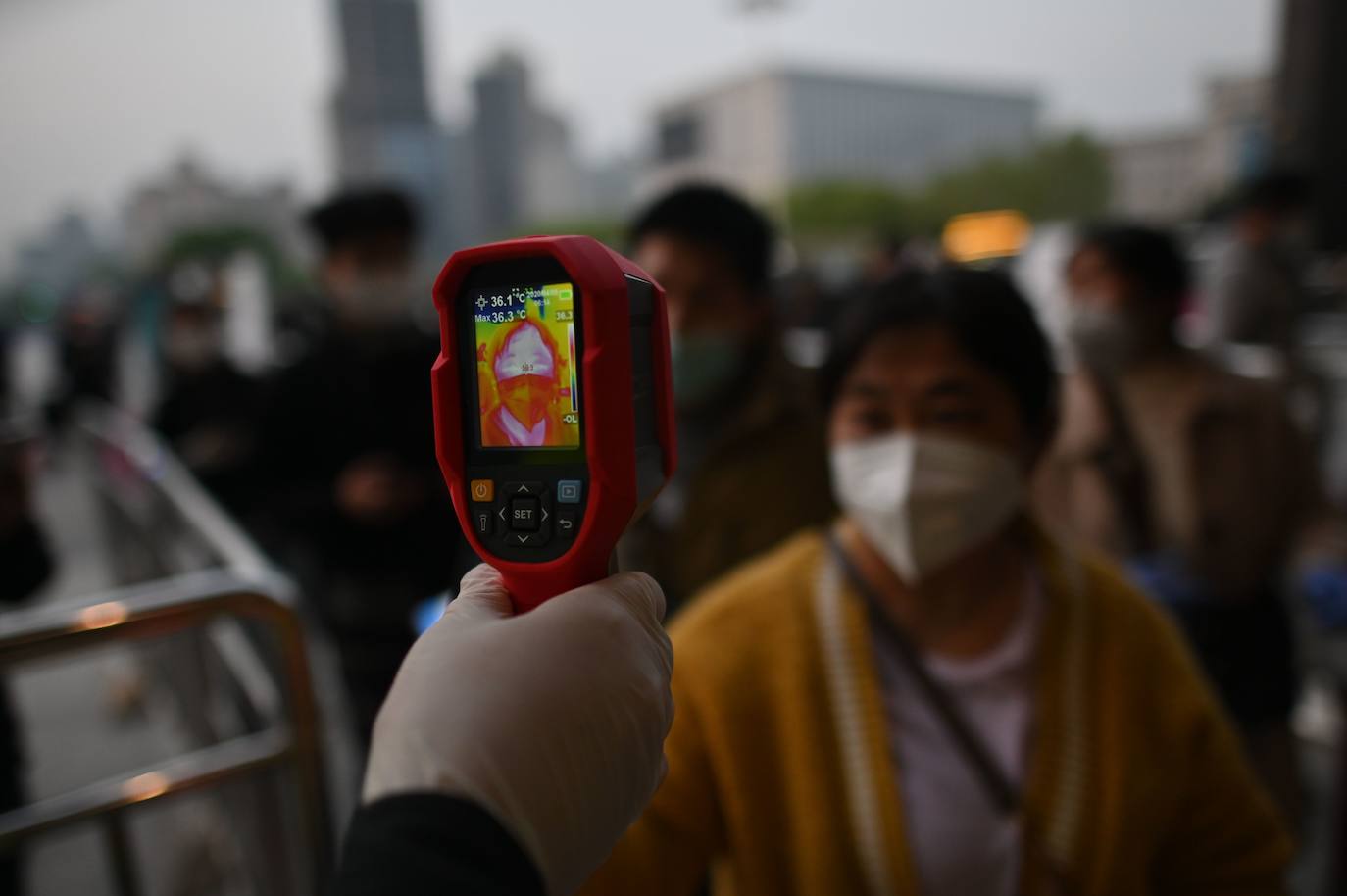 En Wuhan, ciudad china donde comenzó la pandemia, se han levantado las restricciones que mantuvieron cerrada la urbe durante 76 días y poco a poco se va recuperando la normalidad