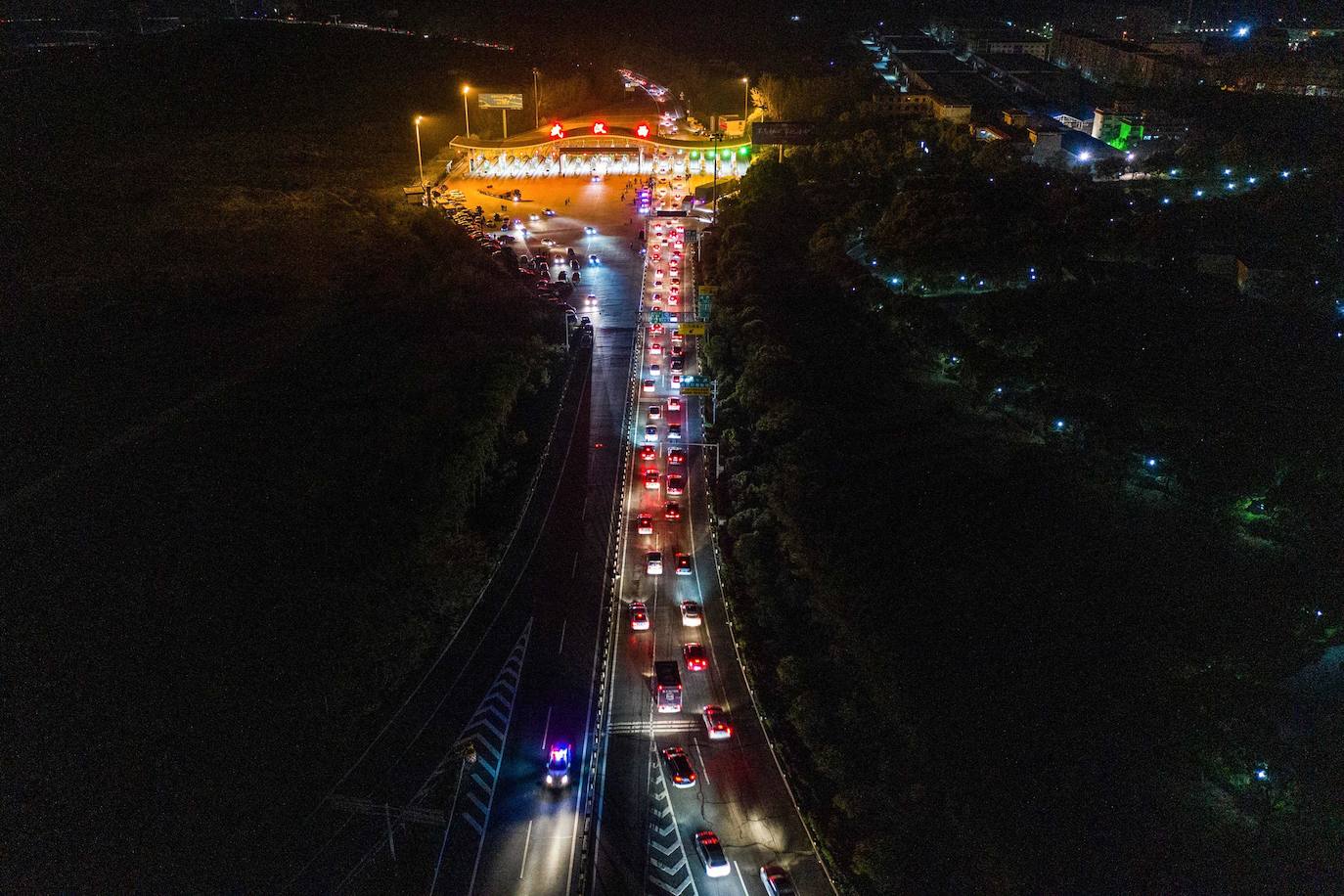 En Wuhan, ciudad china donde comenzó la pandemia, se han levantado las restricciones que mantuvieron cerrada la urbe durante 76 días y poco a poco se va recuperando la normalidad