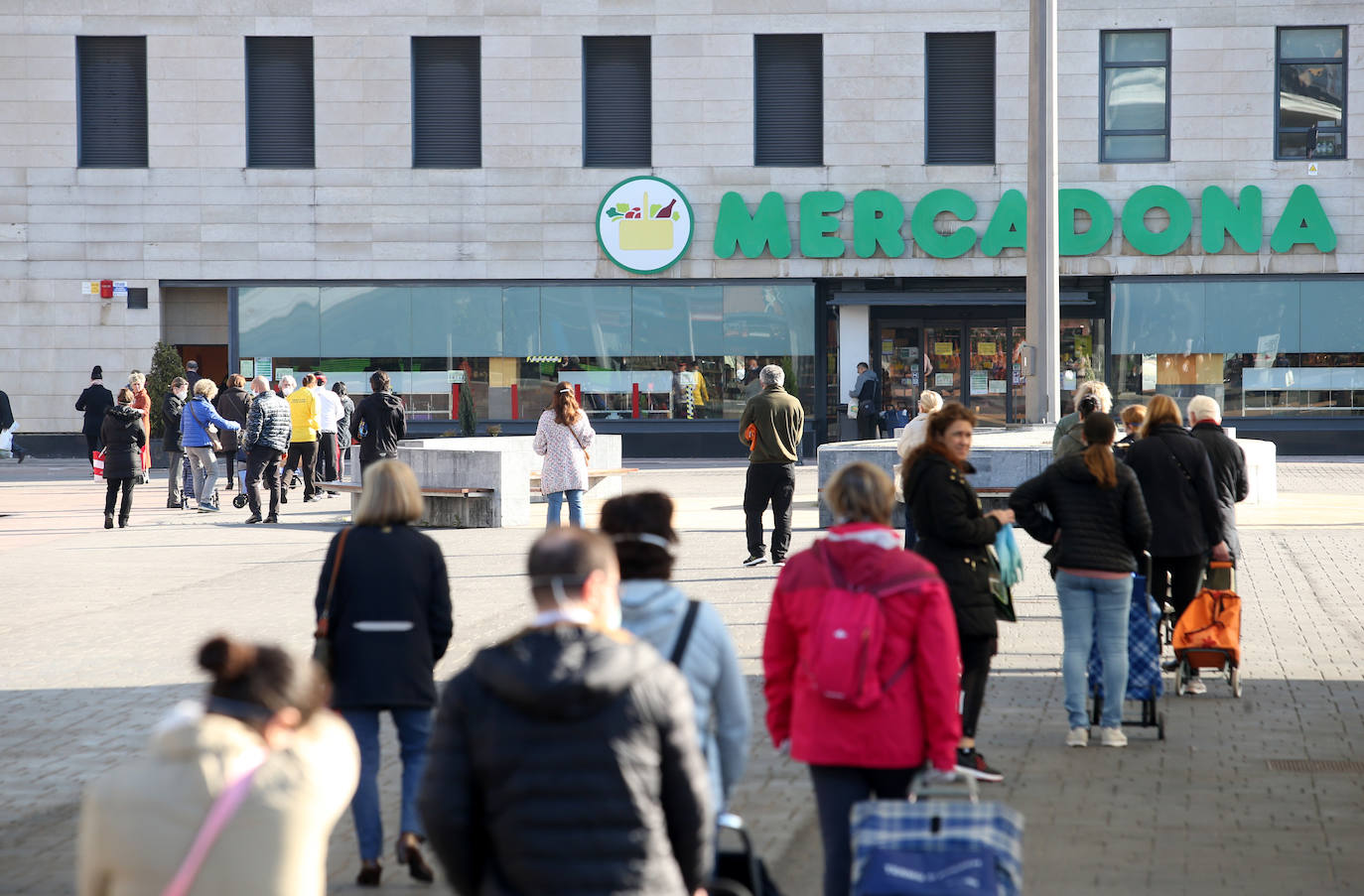 La pandemia ha dejado calles vacías, momentos trágicos y gestos de esperanza en una región que lucha contra la enfermedad.